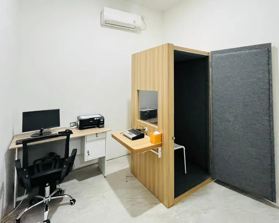Ruang audiometri TOP Medical Clinic untuk pemeriksaan kesehatan kerja